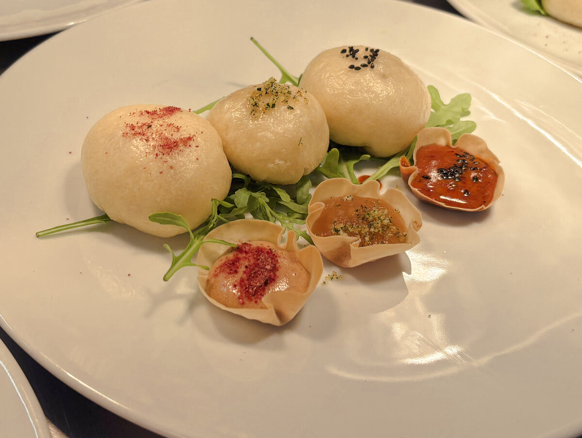 Fein angerichtete Bao mit drei Saucen