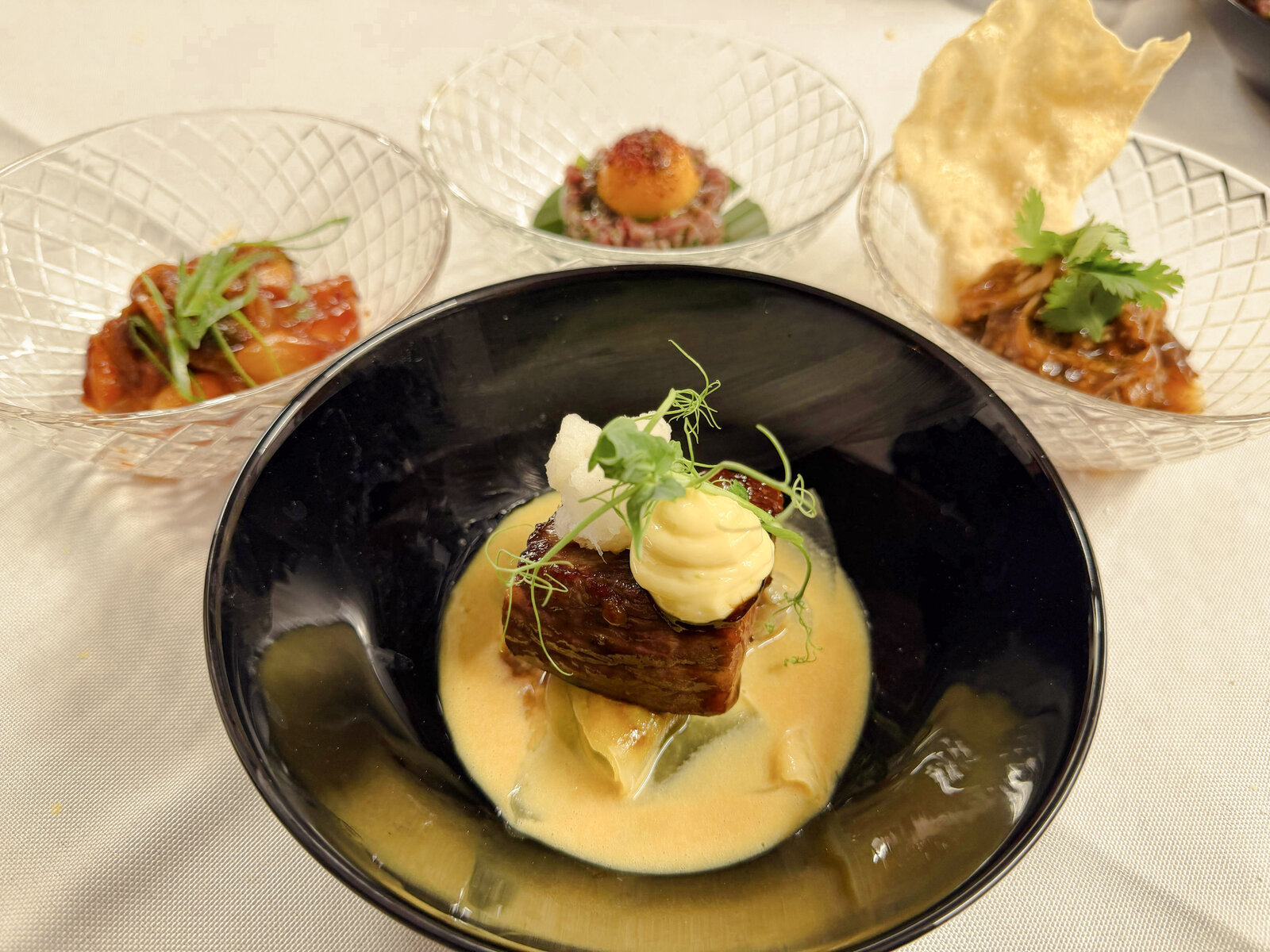 Fein angerichtetes Tasting-Menü mit Pork Belly und Vorspeisen