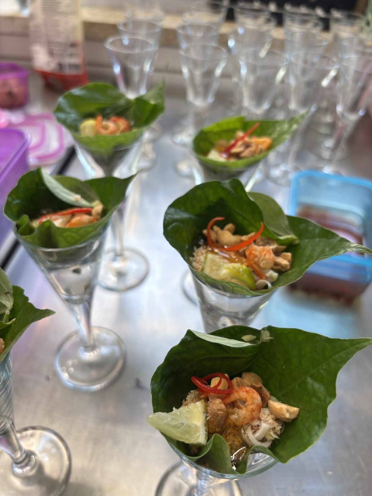 Miang Kham: Fingerfood im Betelblatt mit Garnele, Limette und Chili