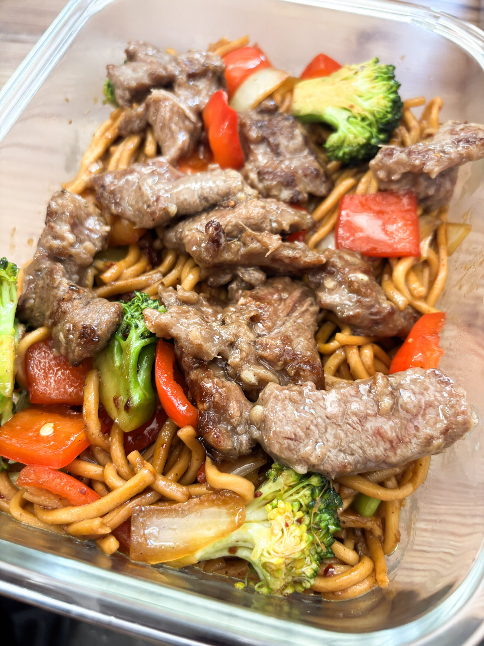 Nudelpfanne mit Rindfleisch, Brokkoli und Paprika