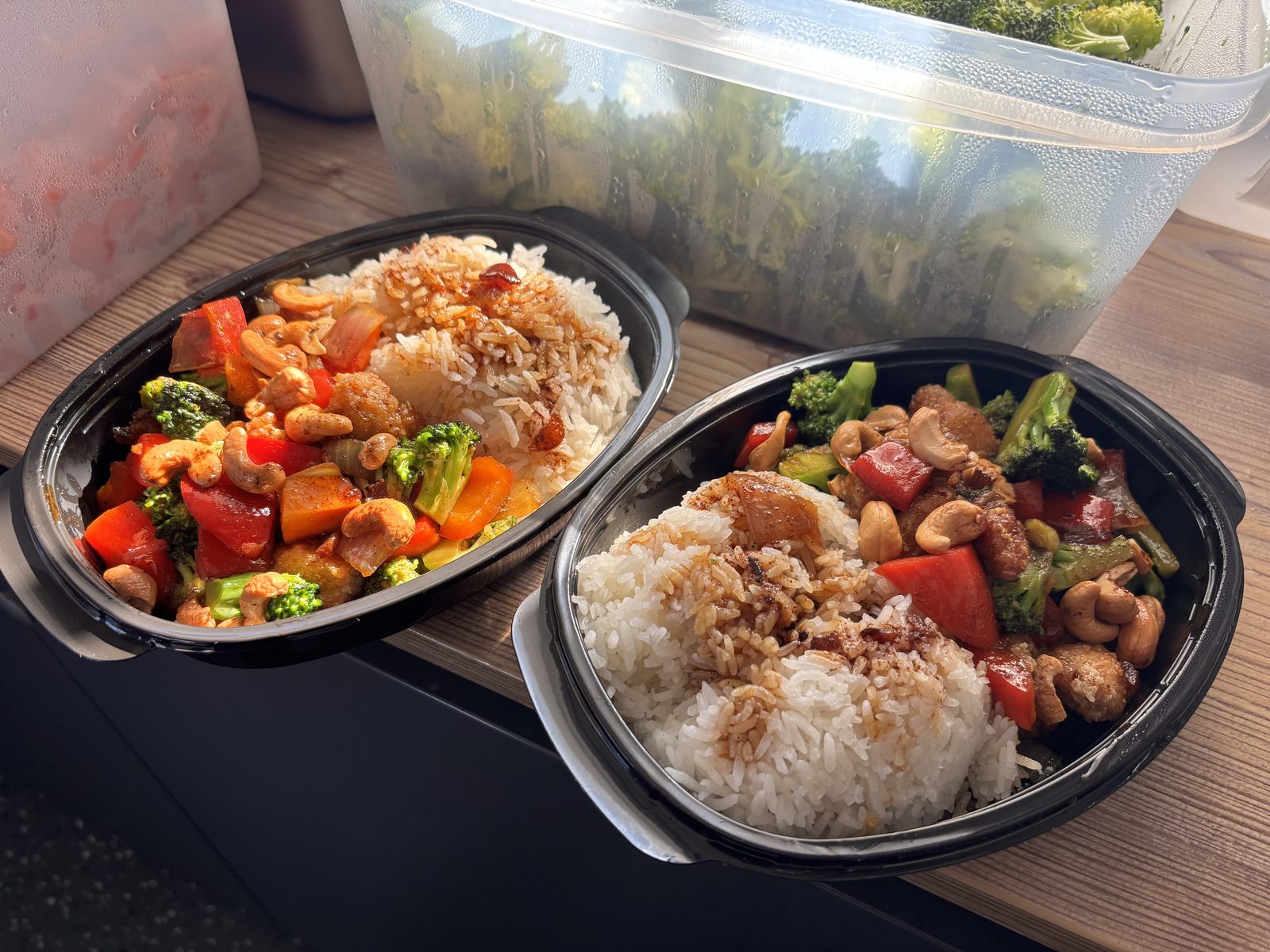 Cashew-Hähnchen mit Brokkoli und Paprika, frisch verpackt to-go