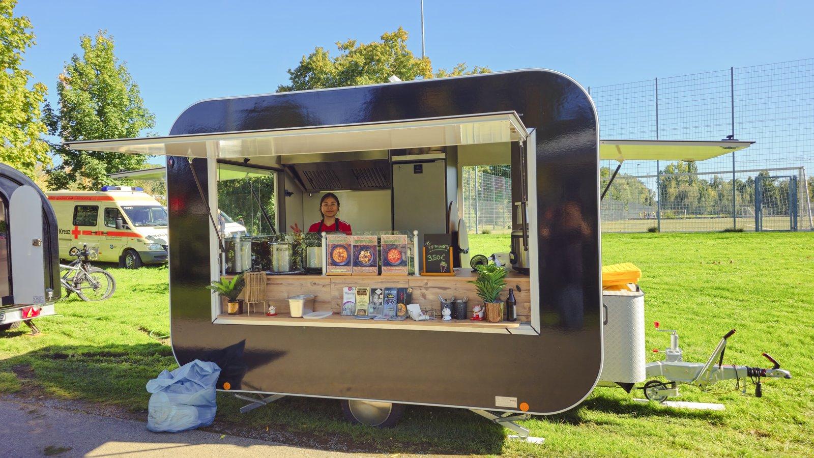 Unser großer Foodtruck im Einsatz auf einem Sportplatz