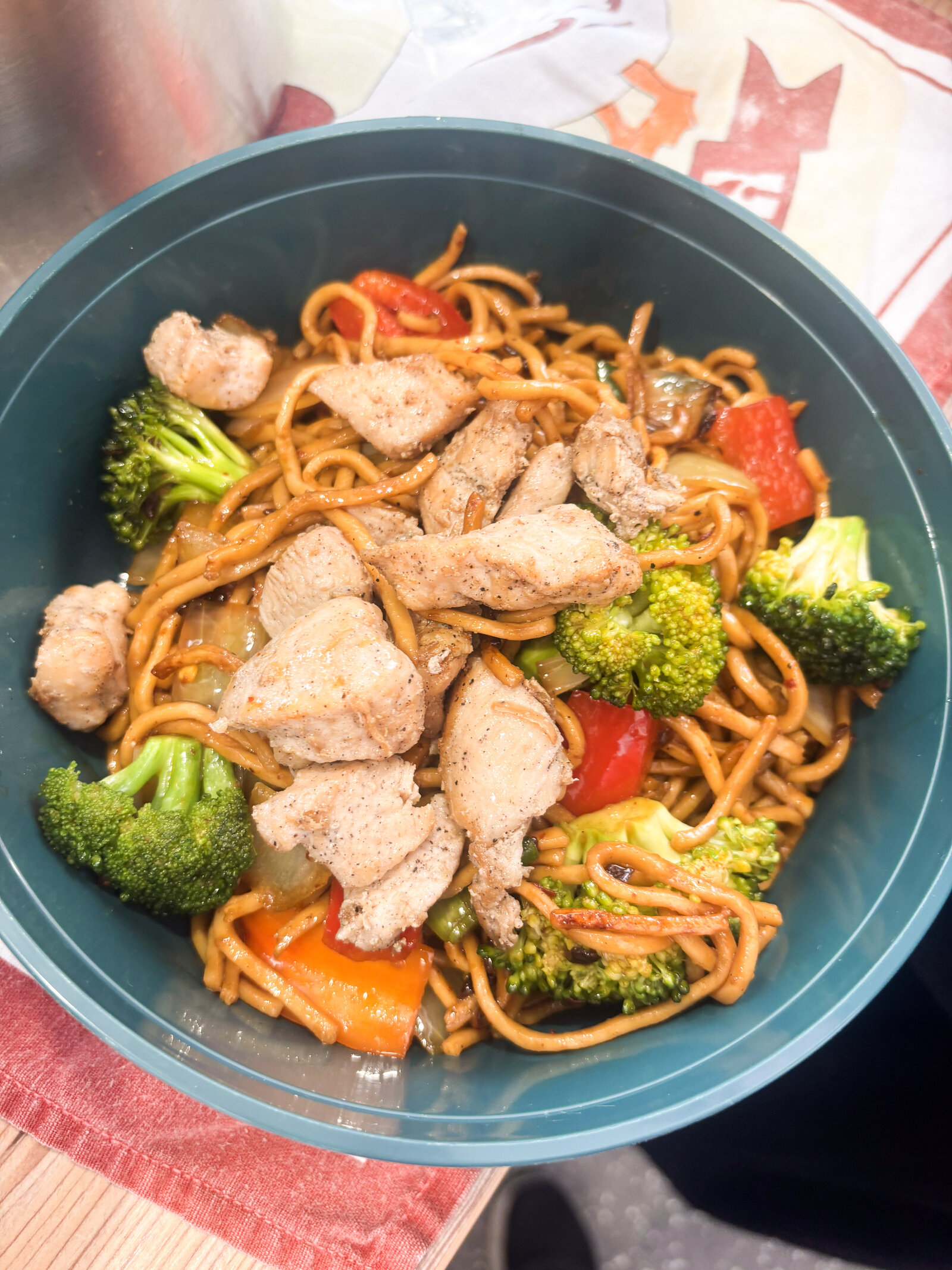 Asiatische Nudelpfanne mit Hähnchen, Brokkoli und Paprika
