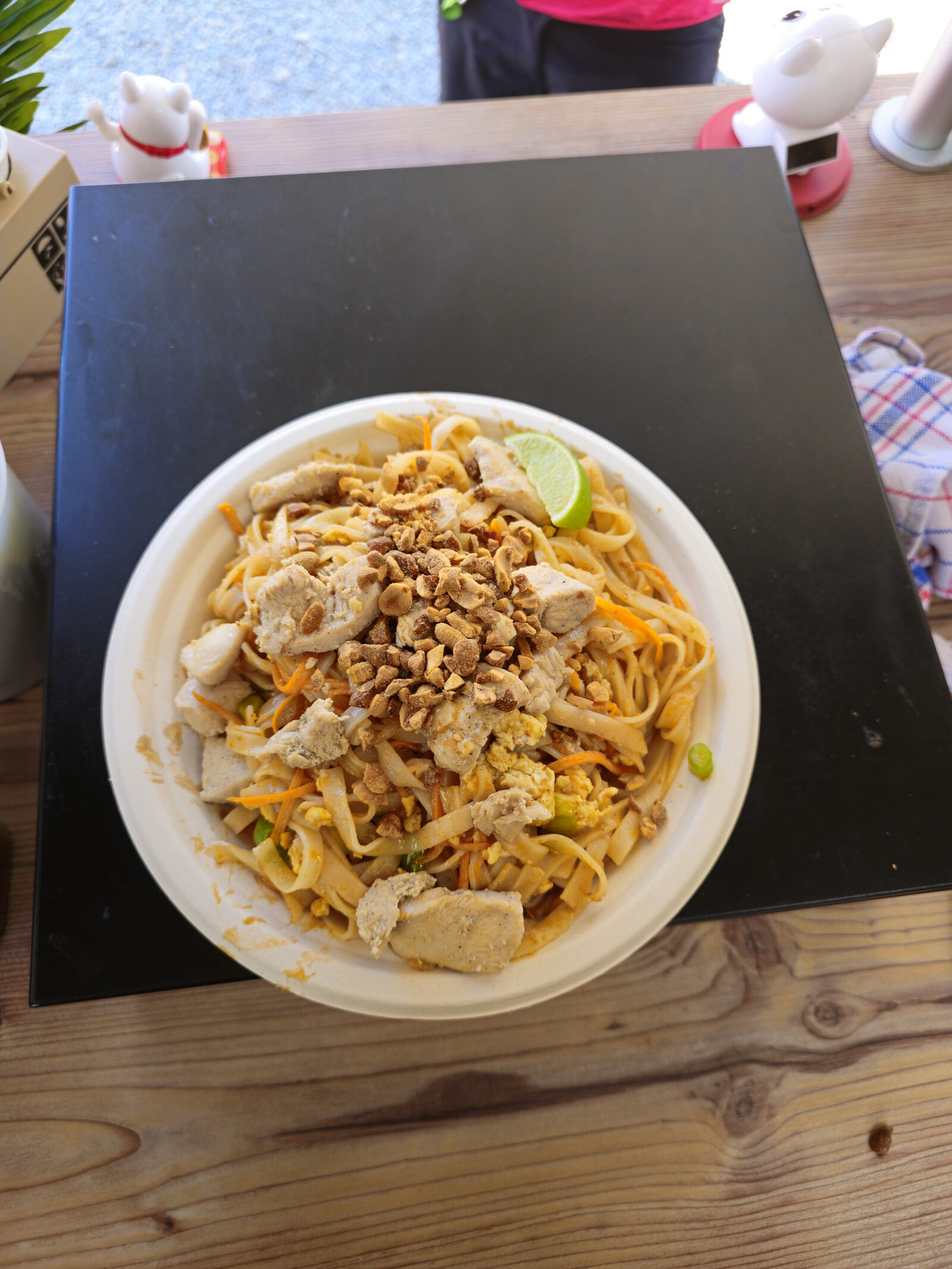 Pad Thai mit Hähnchen, Erdnüssen und Limette
