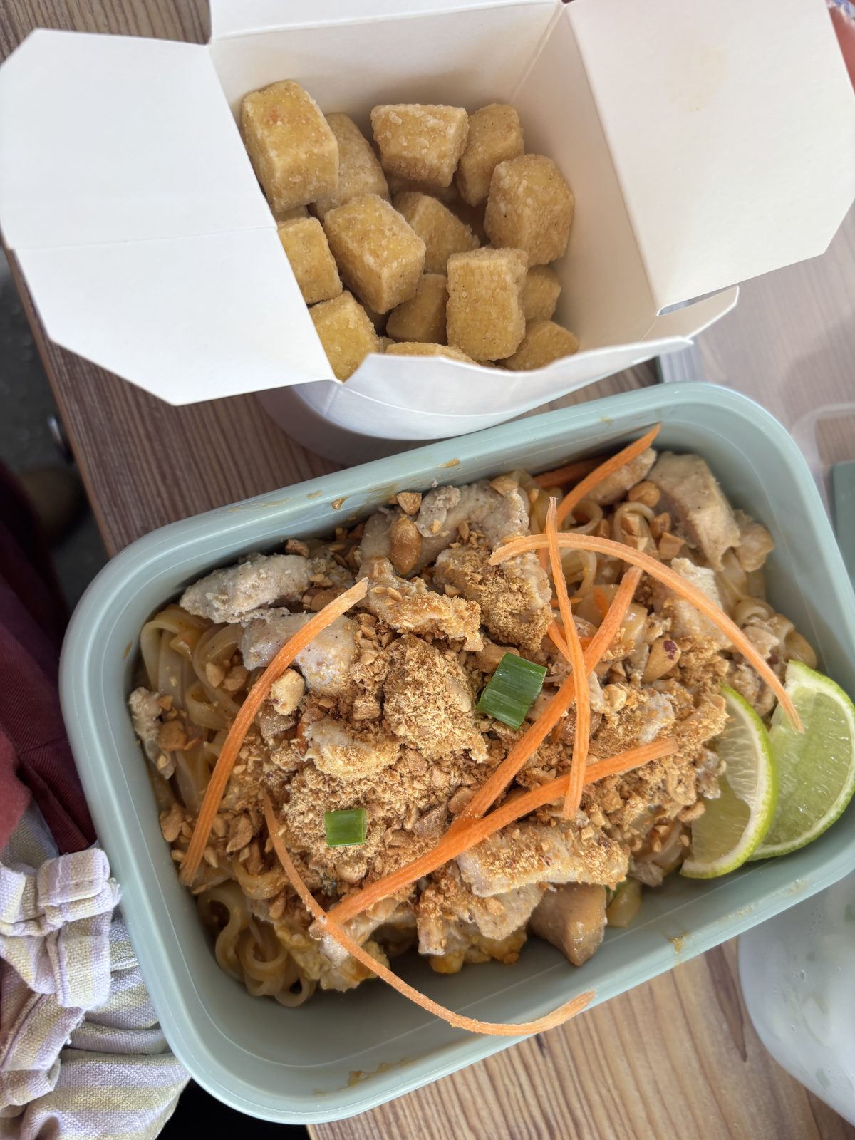 Pad Thai mit Hähnchen und Erdnüssen, dazu knusprig frittierter Tofu
