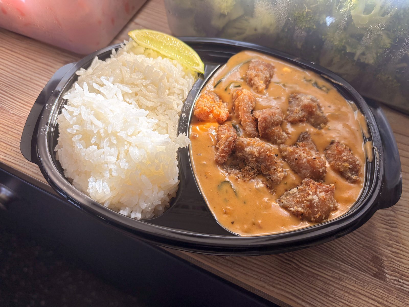 Panang Curry mit knusprig gebackenem Hähnchen und Jasminreis