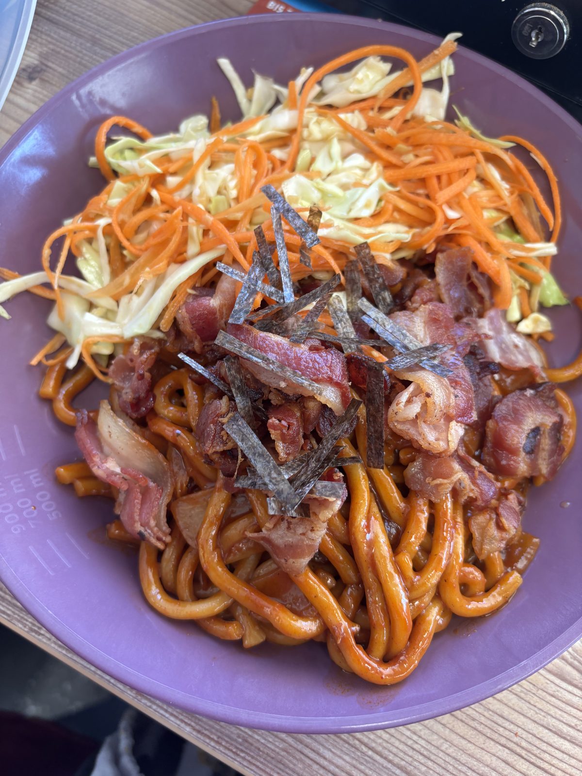 Yakisoba-Nudeln mit Bacon und frischem Krautsalat