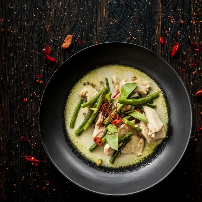 Grünes Thai Curry mit grünen Bohnen und Hähnchen