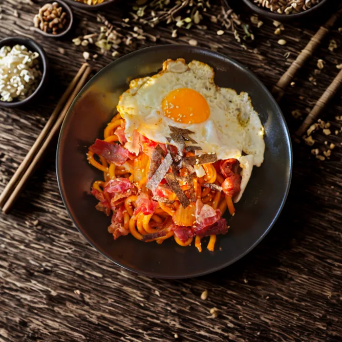 Kimchi-Bacon Udonnudeln mit Spiegelei