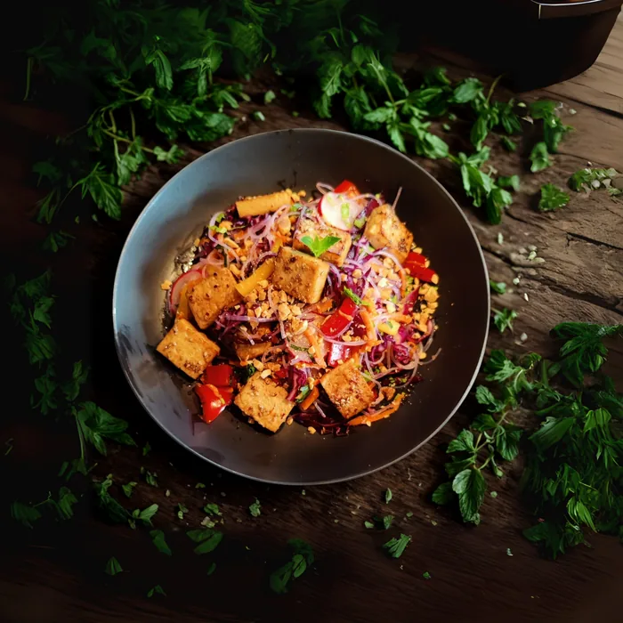 Thailändischer Glasnudelsalat mit Crispy Tofu und Erdnüssen