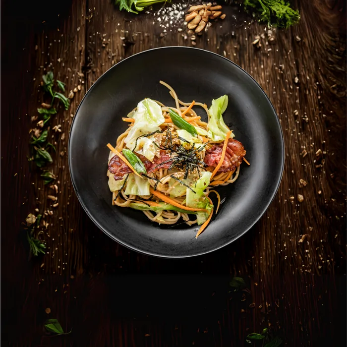 Yakisoba mit Spitzkohl, Karotten und Noristreifen