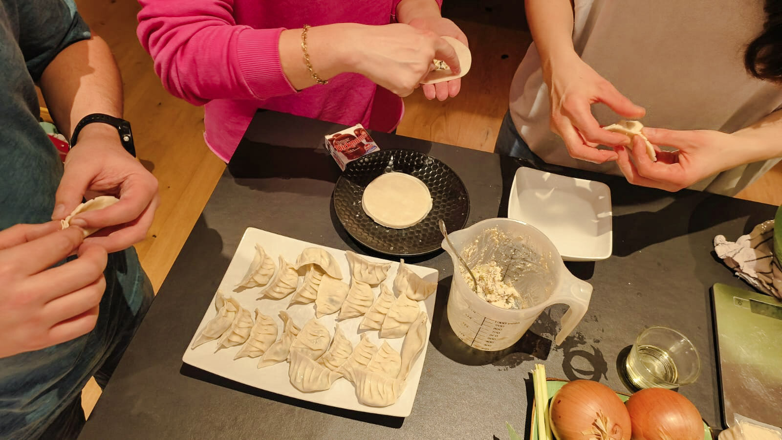 Gemeinsam gefaltete Dumplings beim Kochkurs