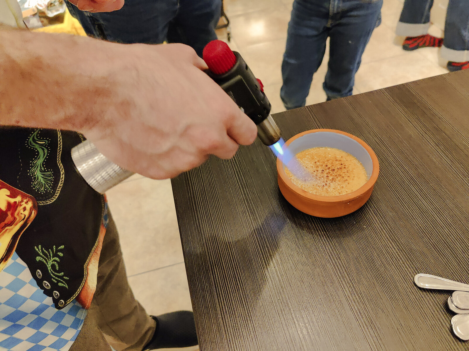 Dessert wird zum Abschluss des Kochkurses flambiert