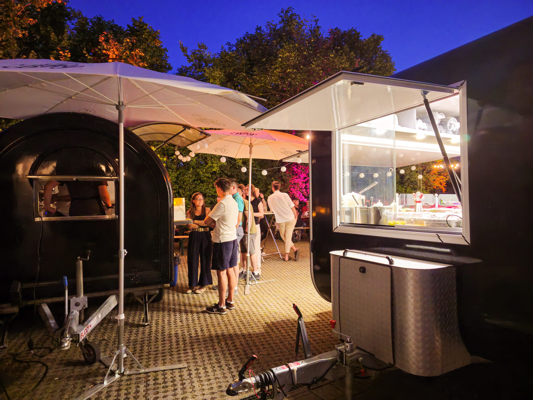 Red Lotus Foodtruck bei einem Abendevent mit Lichterketten