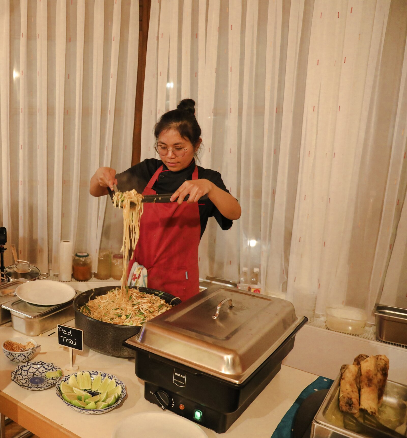 Live-Cooking: frisch zubereitetes Pad Thai wird serviert