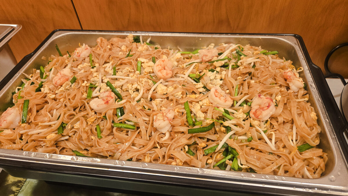 Pad Thai mit Garnelen im Catering-Tablett