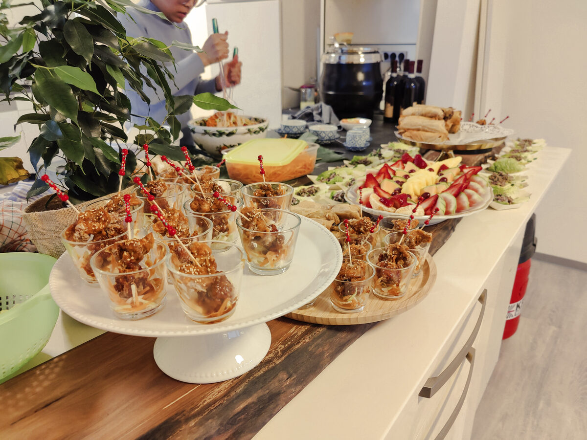 Fingerfood-Spieße und Obstplatte auf einem Catering-Büfett