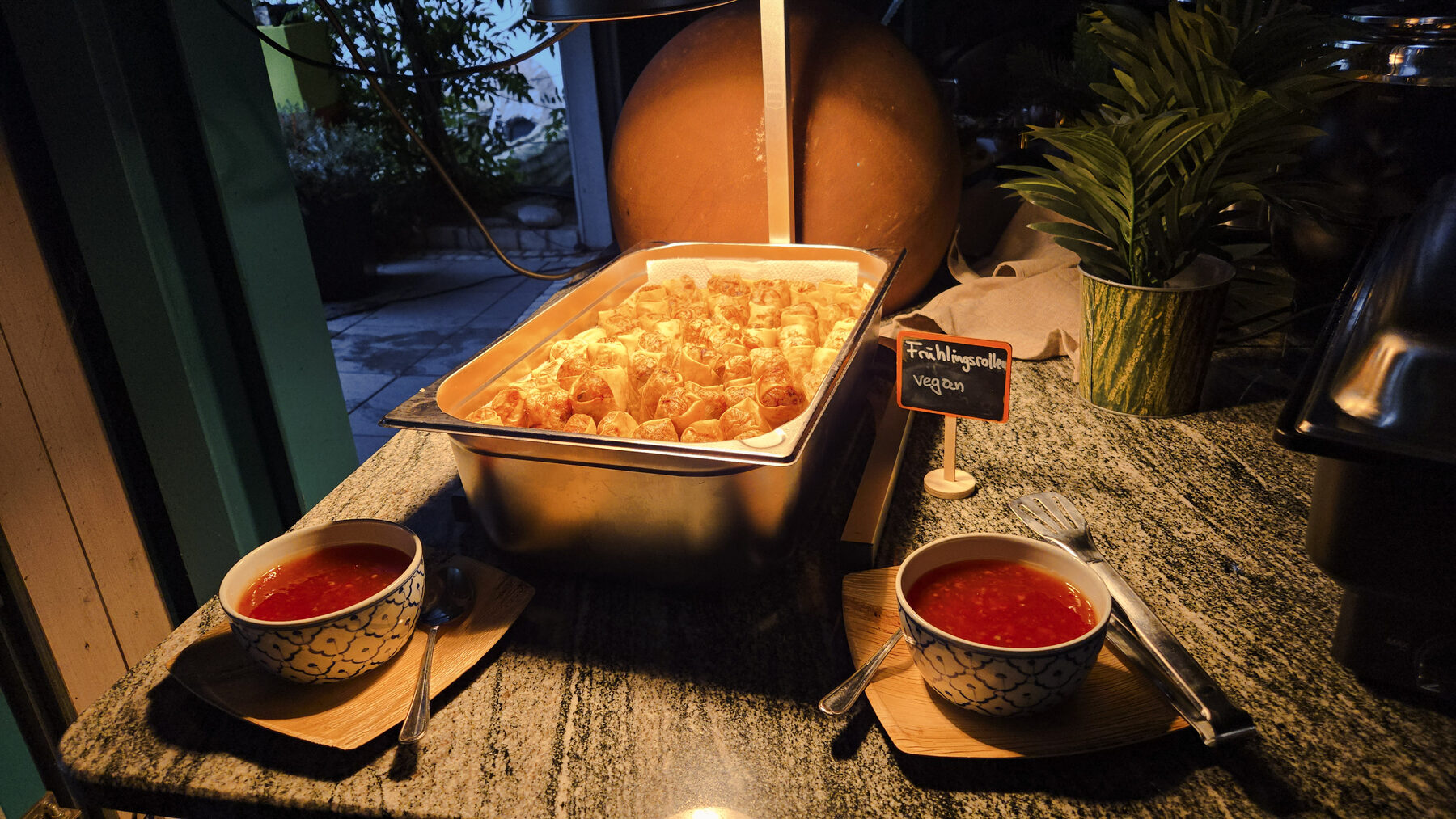 Frische Frühlingsrollen mit Chili-Dip